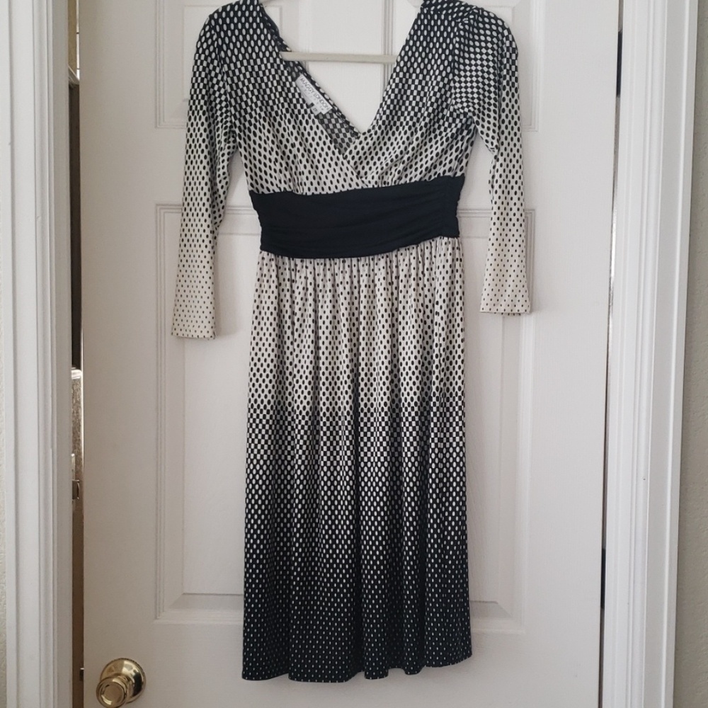 Maggy London- cleavage dress petite